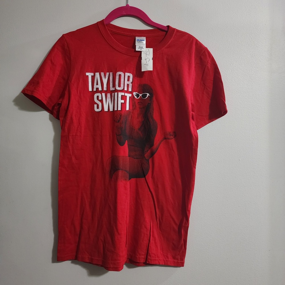 Taylor Swift Red 22 Music Video Sitting Tee Graphic T-Shirt Red Small‎ NWT